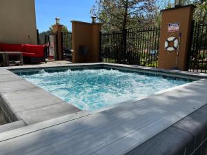 a swimming pool with water in a backyard at Silver Moon Inn in Estes Park