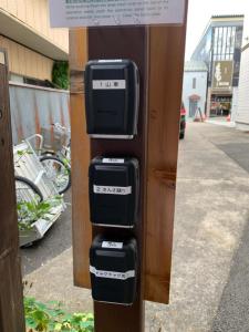 um parquímetro com três telefones públicos em Buchoho No Yado Morioka em Morioka