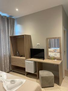 - une chambre avec un bureau et un miroir dans l'établissement Deni's Hotel, à Saranda