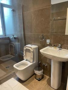 Koupelna v ubytování Deni's Hotel