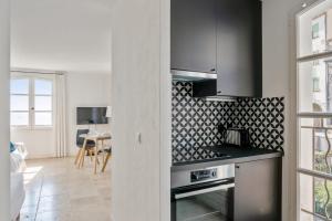 Kuchyňa alebo kuchynka v ubytovaní Nice studio with a view on Antibes' port - Welkeys