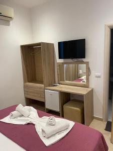 Postel nebo postele na pokoji v ubytování Deni's Hotel