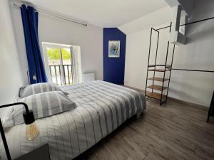 - une chambre avec un lit et une échelle dans l'établissement L'authentique Doloise Spa, à Dol-de-Bretagne