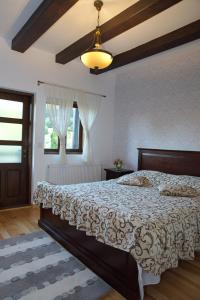 - une chambre avec un grand lit dans l'établissement Cabana Plăieșul, à Tîrgu Neamţ