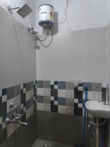 e bagno con lavandino, servizi igienici e doccia. di Mysore Studio Rooms a Mysore