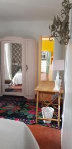 Łóżko lub łóżka w pokoju w obiekcie Jolie maison de ville La Petite Magnanerie