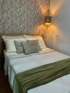 a bedroom with a large bed with white sheets and pillows at casa vô Minga in Penha