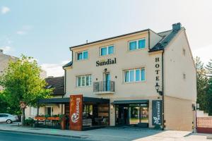 een gebouw op de hoek van een straat bij Sundial Boutique Hotel in Zagreb