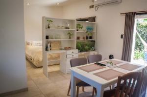 a living room with a table and a bedroom at Casa Litoral in Gualeguaychú