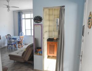 een woonkamer met een bank en een tafel bij Verdadeiro Pé na Areia in Santos