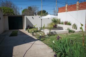 un patio trasero con entrada y garaje en Casa Litoral en Gualeguaychú