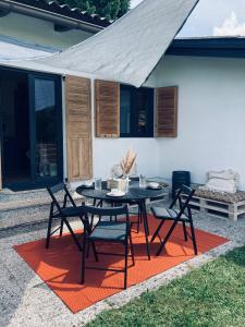 Patio alebo iná vonkajšia časť ubytovania DAS ERWIN Design-Bungalow (Nähe Velden/Wörthersee)