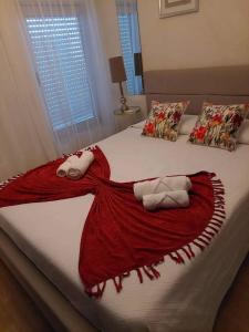 uma cama com duas toalhas em cima em Apartamento Orquídea em Ponta Delgada