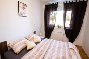 Posteľ alebo postele v izbe v ubytovaní Apartmani 6M i M5