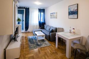 Televízia a/alebo spoločenská miestnosť v ubytovaní Apartmani 6M i M5