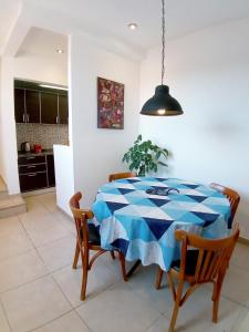 un comedor con una mesa y sillas azules y blancas en Hermoso departamento entero 2 Dormitorios con cochera B Urca en Córdoba