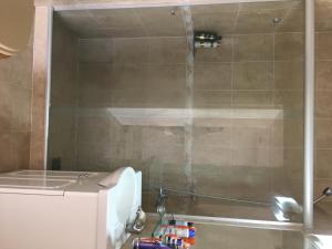 een douche met een glazen deur in een badkamer bij Punta del Este, Uruguay , Península. 2 Dormitorios in Punta del Este