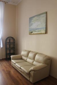 a living room with a couch and a painting on the wall at Sonnenberg-Villa Brunner Apartments in Budapest