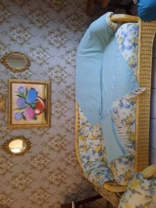 A casa da vovó na orla de Caiobá!! في Floresta: كرسي مع بطانية زرقاء على الحائط