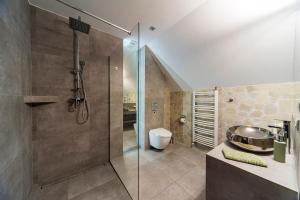 a bathroom with a shower with a glass door at Prorok Agroturystyka in Tereszpol