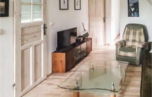 uma sala de estar com uma mesa de café em vidro e uma lareira em Gorgeous Apartment In Wolin With Wifi em Wolin