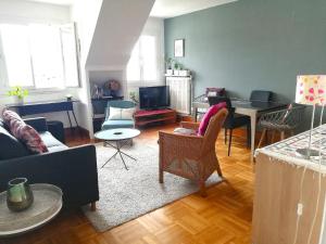 salon z kanapą i stołem w obiekcie Sweet home en plein coeur de Quimper w mieście Quimper