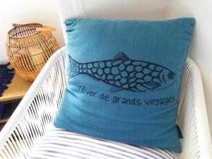 Una almohada con un pez sentado en una silla en Sweet home en plein coeur de Quimper, en Quimper