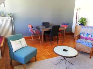 salon ze stołem i krzesłami w obiekcie Sweet home en plein coeur de Quimper w mieście Quimper