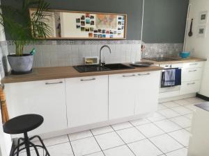 Kuchnia lub aneks kuchenny w obiekcie Sweet home en plein coeur de Quimper