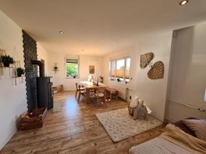 Χώρος καθιστικού στο Häuschen im Grünen mit Pool, Feuerstelle & großem Garten