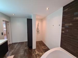 Ένα μπάνιο στο Häuschen im Grünen mit Pool, Feuerstelle & großem Garten +21 φωτογραφίες