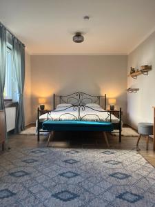 sypialnia z łóżkiem i niebieskim dywanem w obiekcie Großes Apartment mit Terrasse und Garten w mieście Oberhaching