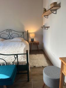 sypialnia z łóżkiem i stołem z lampką w obiekcie Großes Apartment mit Terrasse und Garten w mieście Oberhaching