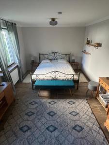 ein Schlafzimmer mit einem Bett in einem Zimmer mit einem Teppich in der Unterkunft Großes Apartment mit Terrasse und Garten in Oberhaching
