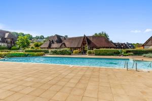 een zwembad voor een huis bij Nice house with a yard and common pool - Deauville - Welkeys in Deauville
