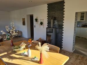 Η κουζίνα ή μικρή κουζίνα στο Häuschen im Grünen mit Pool, Feuerstelle & großem Garten