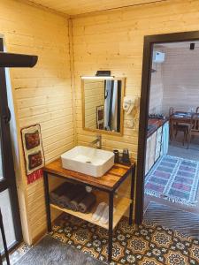 La salle de bains est pourvue d'un lavabo et d'un miroir. dans l'établissement La Baita - ლა ბაიტა 2, à Tbilissi