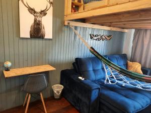 Afbeelding uit fotogalerij van Quarto Mezanino com SmartTv e Ar in Itajaí +3 foto's