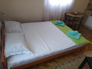 哥魯拜克的住宿－Studio 2，床上有两条毛巾