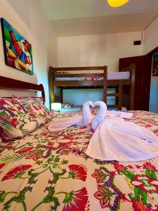 a bed with two swans made to look likemetics at Residencial Bem-te-vi in Jericoacoara