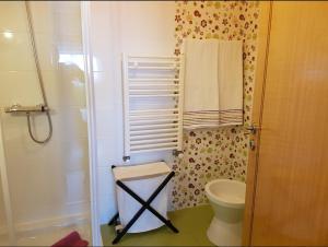 Un pequeño baño con inodoro y ducha. en Fabulous Apartment Nazaré, en Nazaré 30 fotos más