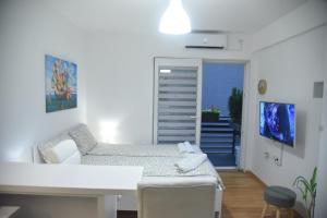 uma sala de estar com um sofá e uma mesa em Dekart 2 Apartment em Niš