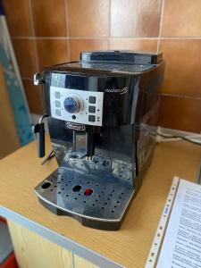 uma máquina de café sentada em cima de uma mesa em Bella Casa Economy Villa - Skibowa, close to Bielany em Breslávia