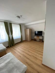 TV a/nebo společenská místnost v ubytování Private Zimmer HoAp