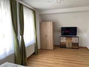 TV a/nebo společenská místnost v ubytování Private Zimmer HoAp