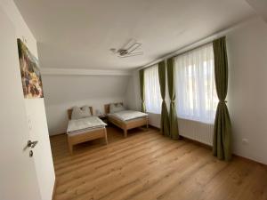 Кровать или кровати в номере Private Zimmer HoAp