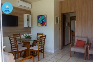 een eetkamer met een tafel en stoelen bij Casa do Mar Azul in Florianópolis