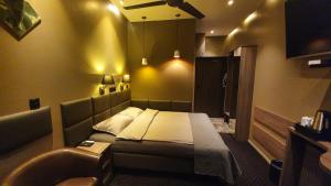 ein Hotelzimmer mit einem Bett und einem Waschbecken in der Unterkunft Villa Garden Kutno Centrum in Kutno