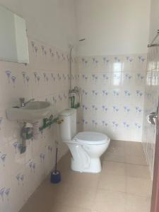 een badkamer met een toilet en een wastafel bij Villa CB village Aby in Aboisso