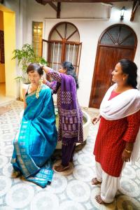 Un groupe de femmes se fait couper les cheveux dans l'établissement La Maison Pondichéry, à Pondichéry